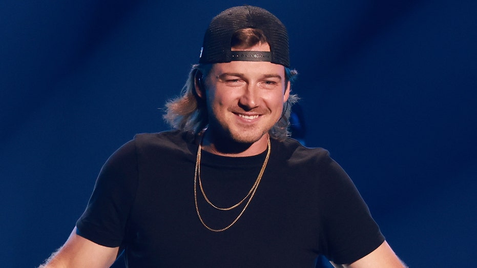 Morgan Wallen wears black hat and T-shirt to perform on stage
