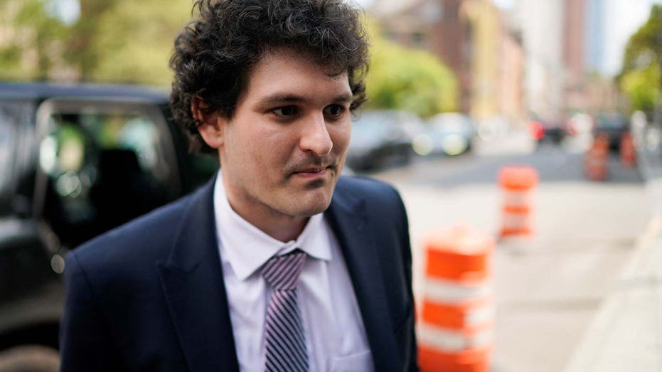 Sam Bankman-Fried arrives at a New York City courthouse