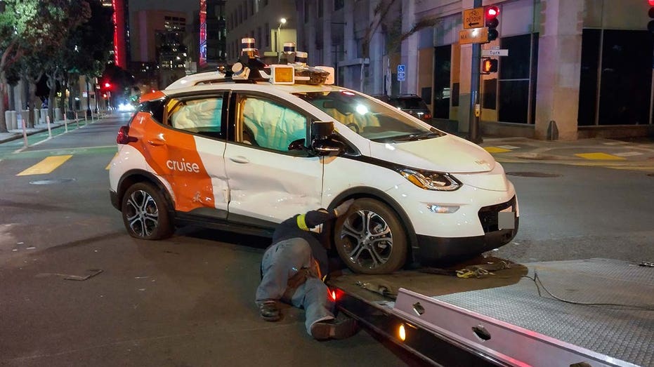 A driverless Cruise sits in the intersection after allegedly colliding with a firetruck