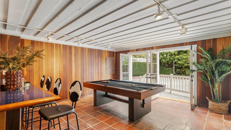 billiard room