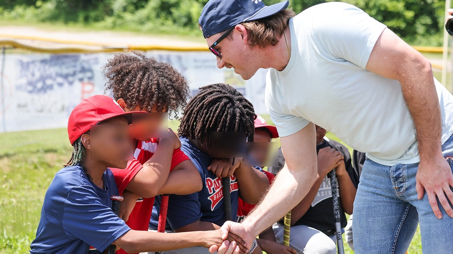 Morgan Wallen shakes the hands of young baseball players at sports complex in Nashville
