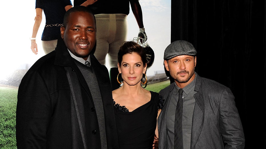 r Quinton Aaron, Sandra Bullock and Tim McGraw attend the premiere of "The Blind Side" 