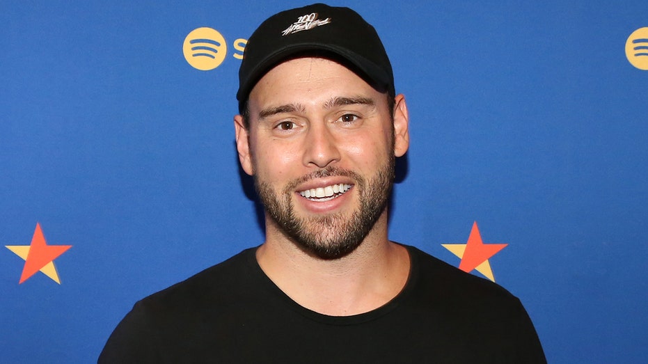 Scooter Braun wears black hat and shirt on red carpet