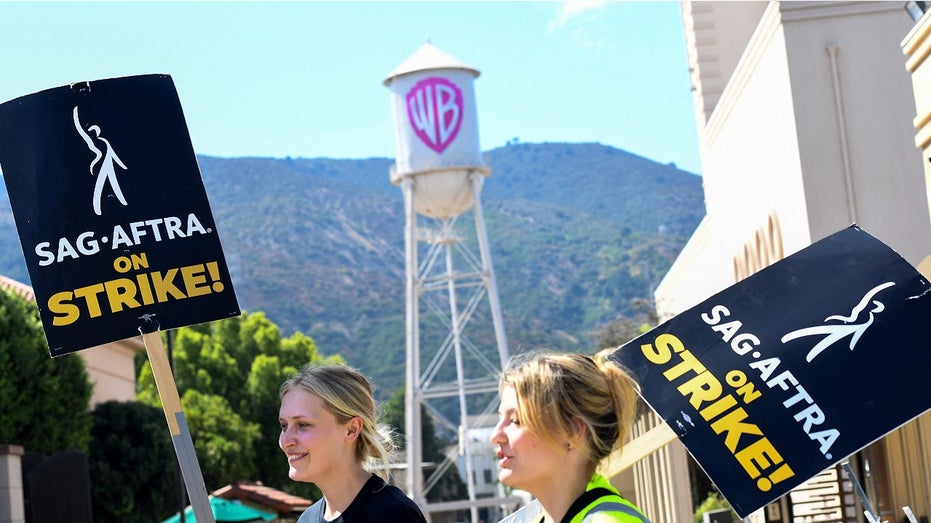 writers strike in front of warner bros studios