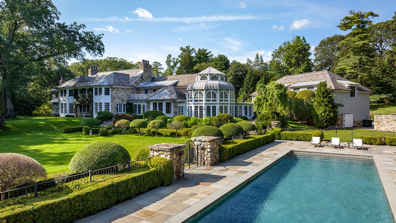 Mary Tyler Moore's .9 million Greenwich mansion still seeks buyer