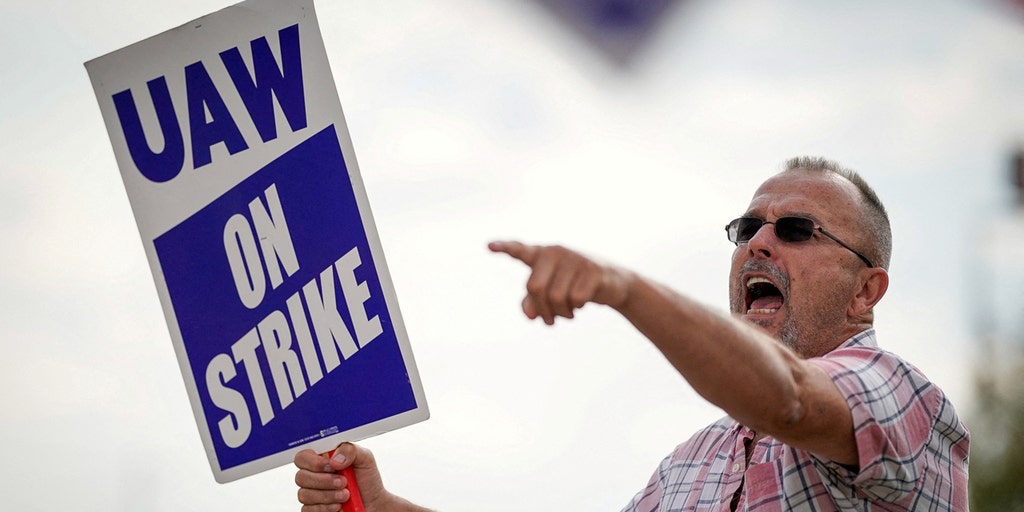 UAW to strike at Detroit Big Three after failed contract agreement - Vimarsana News