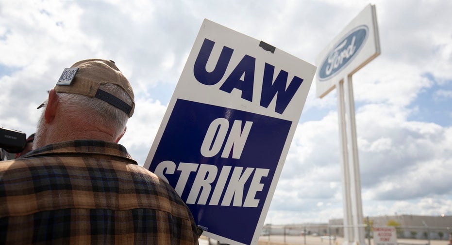 UAW on picket line at ford plant