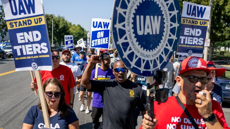 strike UAW workers picket