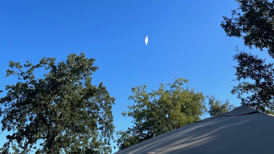 Plane carrying banner flies around Apple Event
