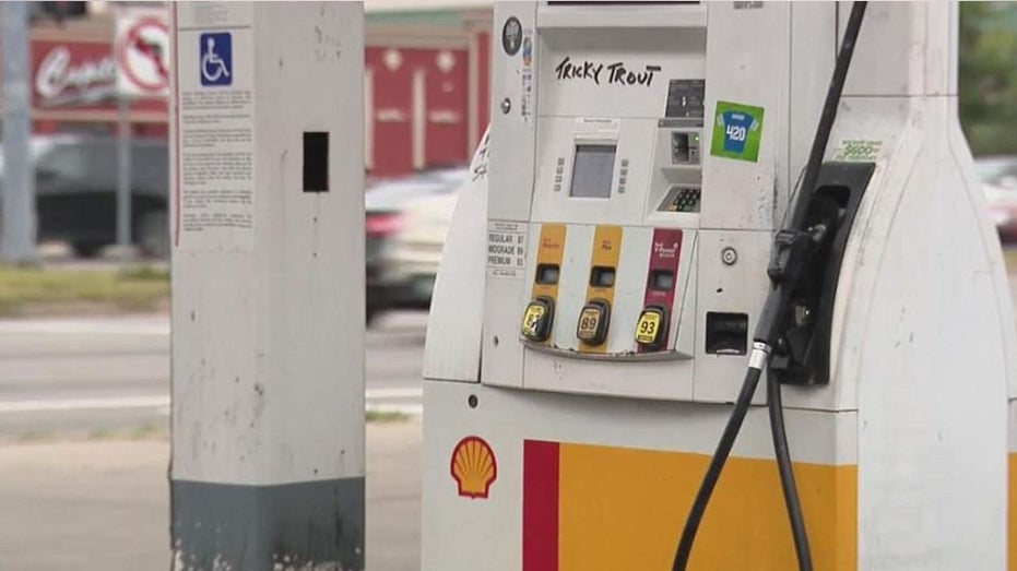 An image of a Shell station gas pump at a Detroit station