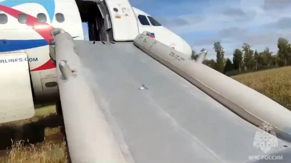 Po nouzovém přistání byl nasazen evakuační skluz letadla Ural Airlines
