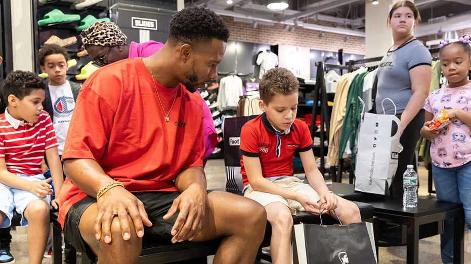 Victor Cruz speaks with kid