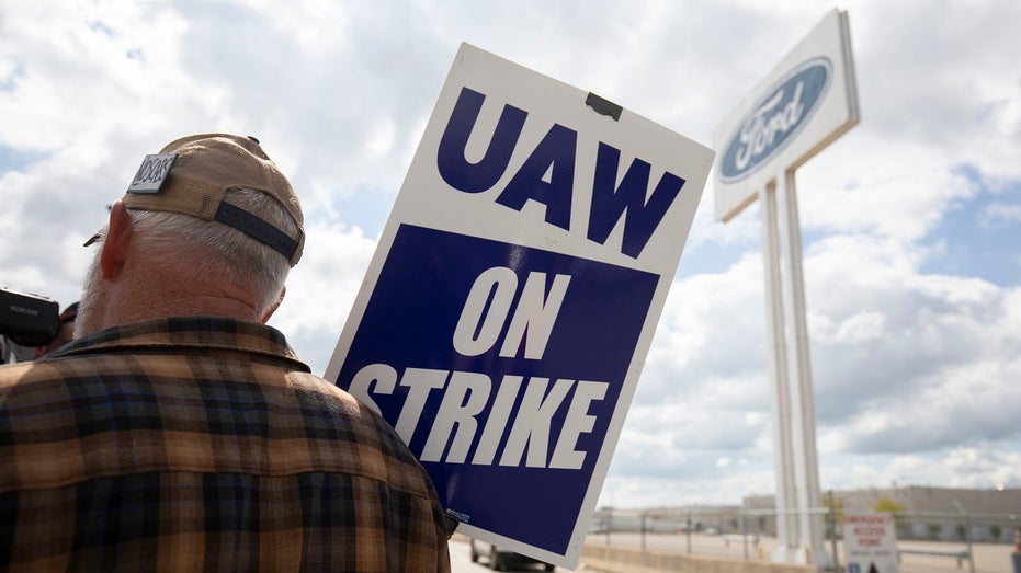UAW on picket line at ford plant