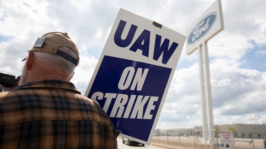 UAW on picket line at ford plant