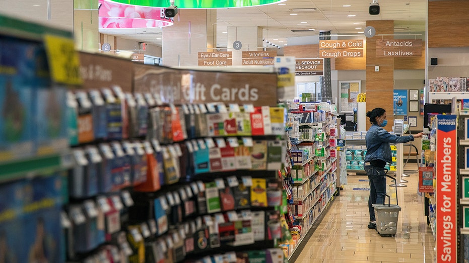 Uma mulher faz compras dentro de uma loja Rite Aid