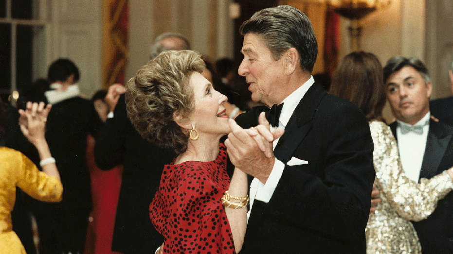 Ronald and Nancy Reagan dancing