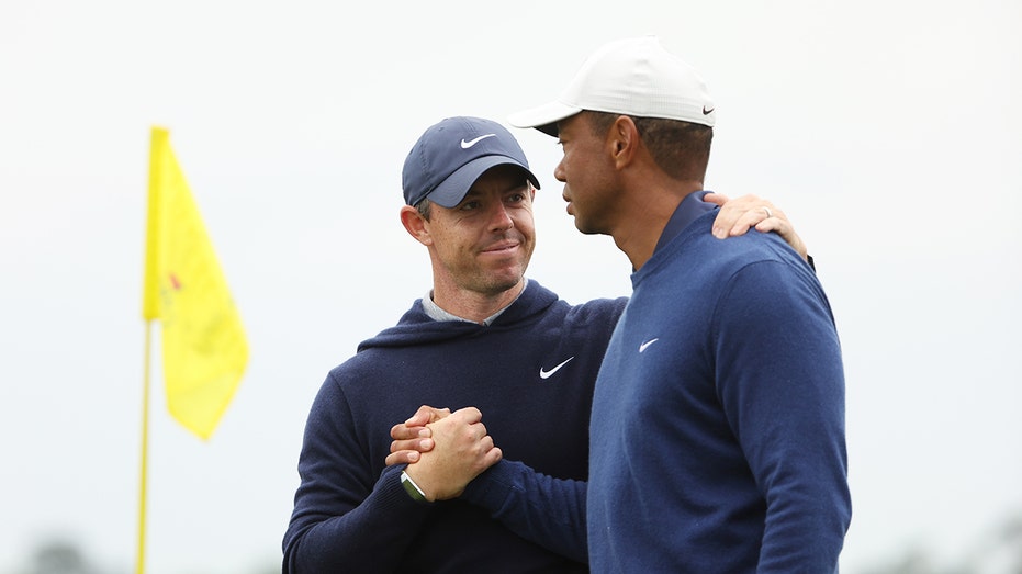 Ο Rory McIlroy και ο Tiger Woods αλληλεπιδρούν