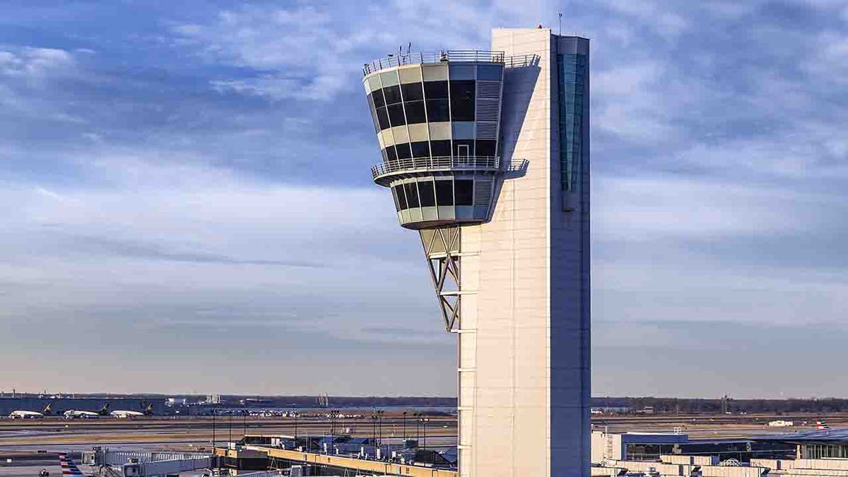 FAA grounds planes at major airports for hours