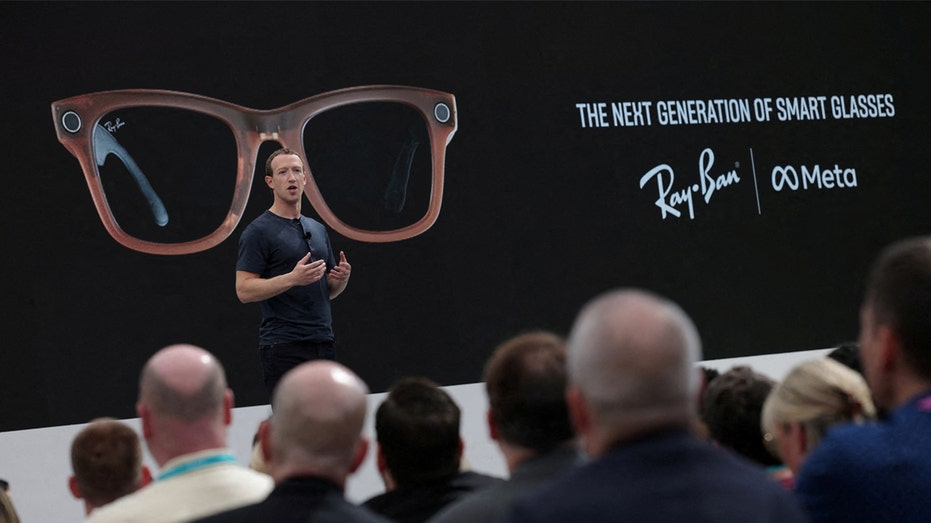 Mark Zuckerberg revela novos óculos inteligentes Ray-Ban Meta cor de caramelo na frente de uma multidão.
