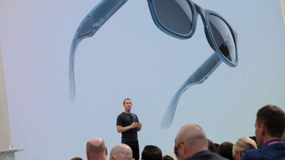 Mark Zuckerberg revela novos óculos inteligentes Ray-Ban Meta na cor jeans na frente de uma multidão.