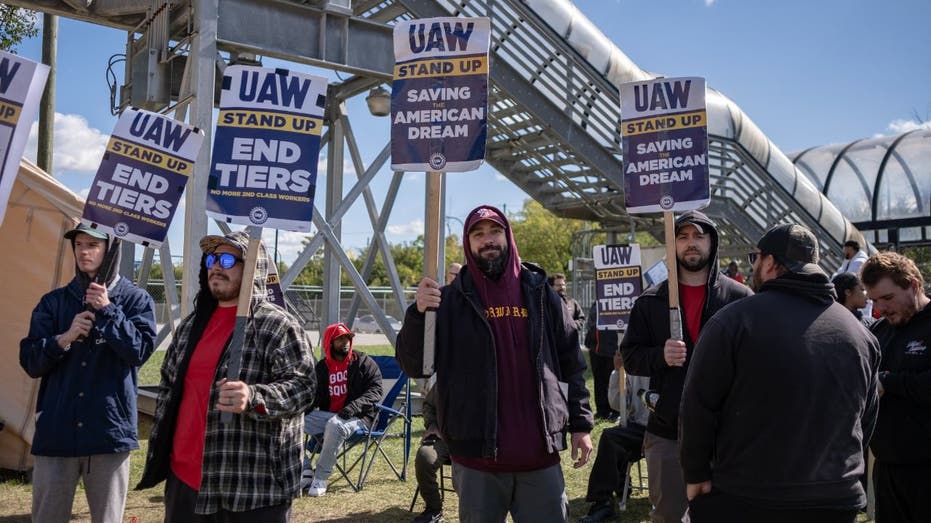 picketing UAW workers