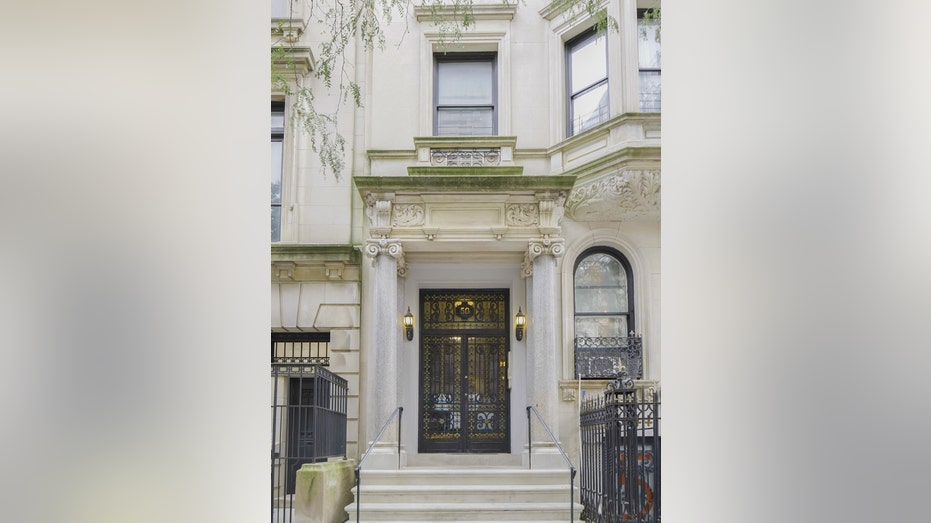 Exterior facade of New York City townhouse