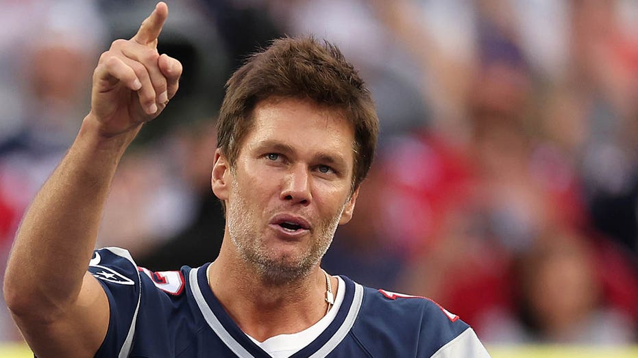Tom Brady points