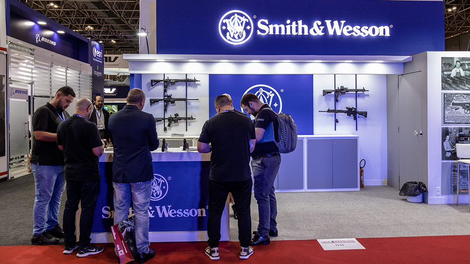 Smith And Wesson gun stand