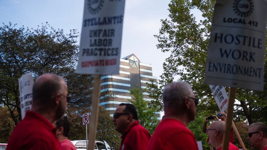 UAW picket in front of Stellantis headquarters
