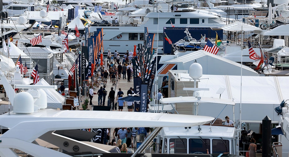 2023 Fort Lauderdale boat show crowd
