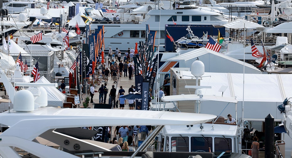 2023 Fort Lauderdale boat show crowd
