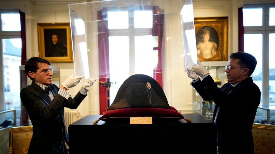 Napoleon&amp;#39;s hat sells for over $2M at auction in France