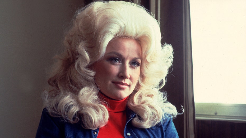 Close up of Dolly Parton in the 1970s
