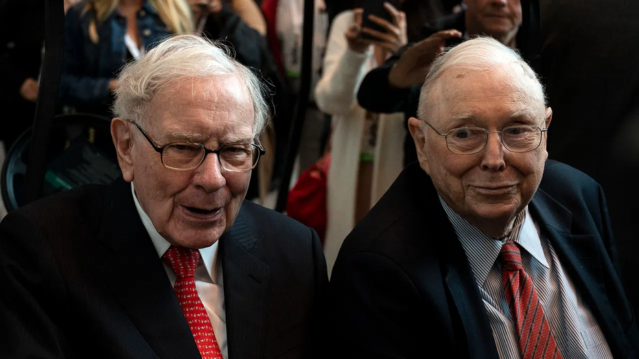 Charlie Munger (right) and Warren Buffett