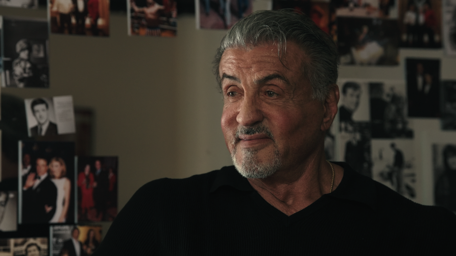 Sylvester Stallone seduto e sorridente nel documentario