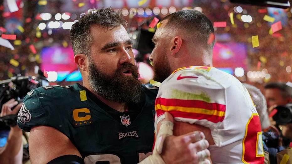 Jason y Travis Kelce se abrazan tras el Super Bowl