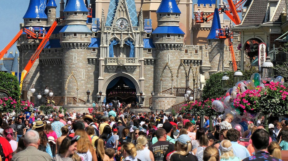 Crowds jam Main Street USA