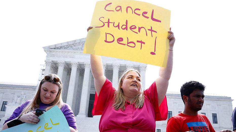 Students are protesting against the resumption of loan repayments