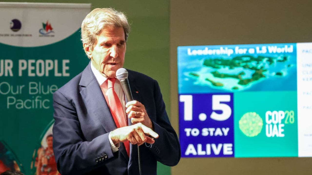 John Kerry compromete-se a reduzir as emissões de aparelhos de ar condicionado e frigoríficos para combater as alterações climáticas