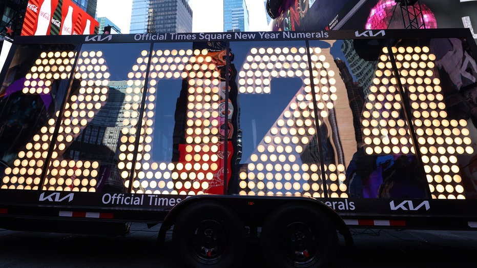 New Year S Eve Parties Inside Times Square Carry Hefty Price Tag Over   2024 Numbers 