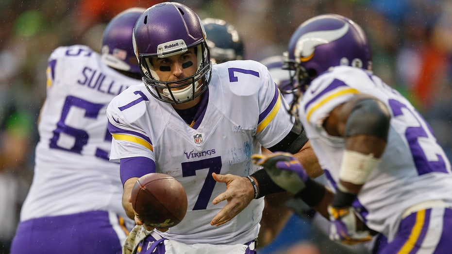 Christian Ponder hands the ball off