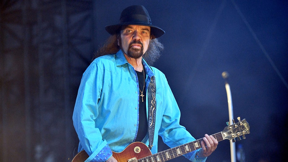 Gary Rossington playin guitar on stage