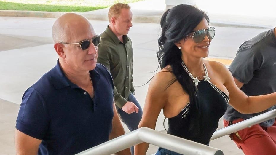 Jeff Bezos and Lauren Sanchez in jeans