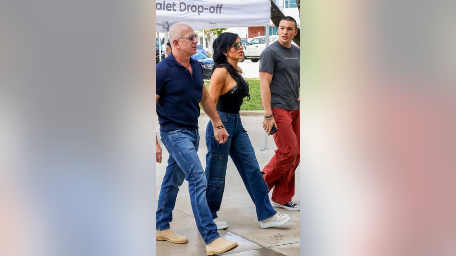 Jeff Bezos and Lauren Sanchez in jeans