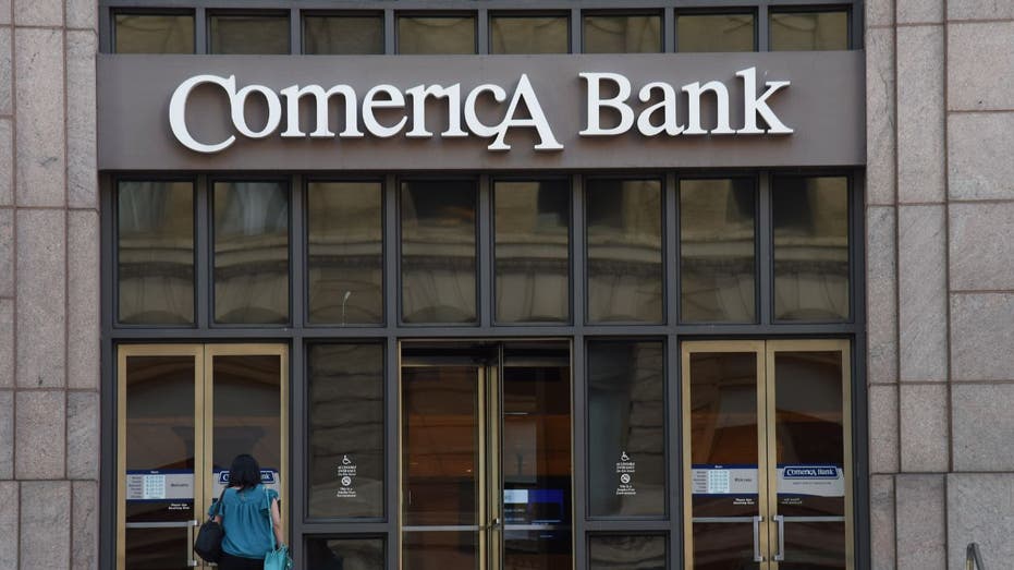 customer enters Comerica headquarters