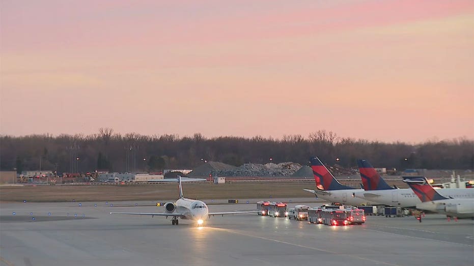 Delta planes at Detroit airport
