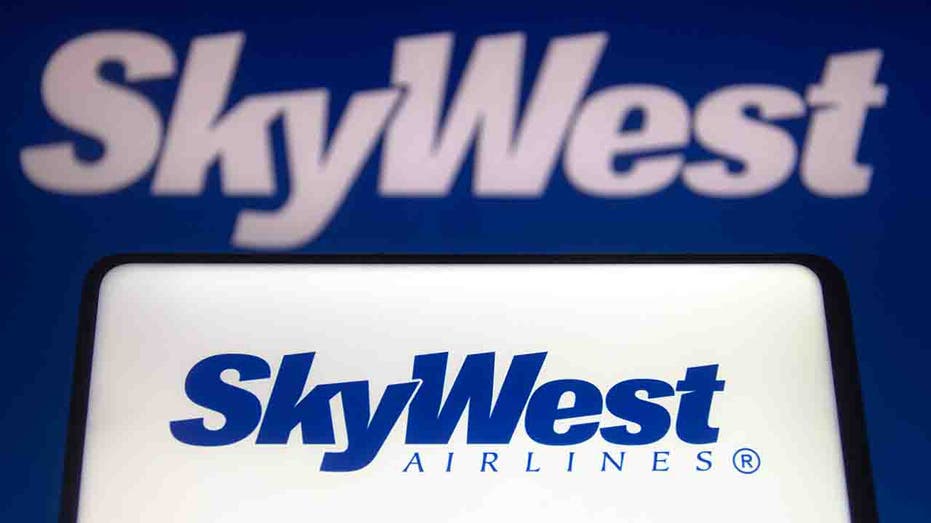 SkyWest Airlines logo