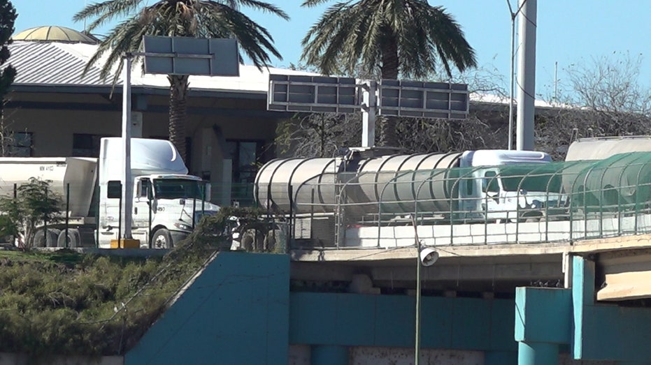 traffic backed up on international bridge 2