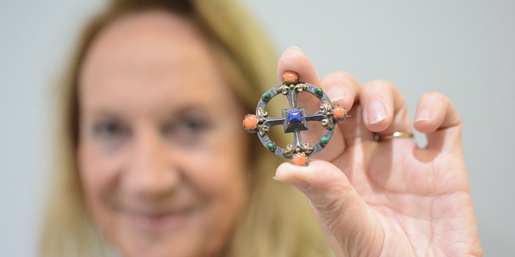 Woman buys unusual brooch for less than $25 in 1988, expected to sell for $10K-$16K at auction - Vimarsana News