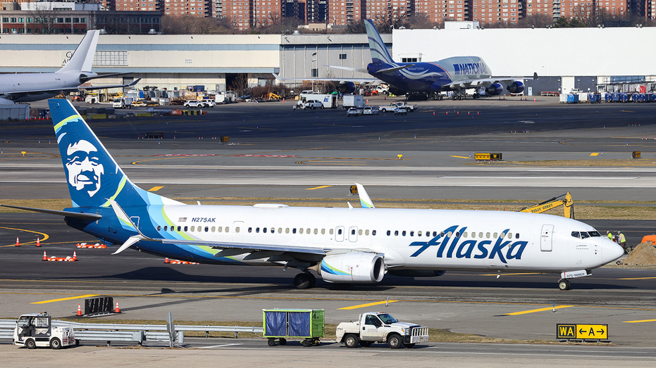 Alaska Airlines Boeing 737-900ER plane